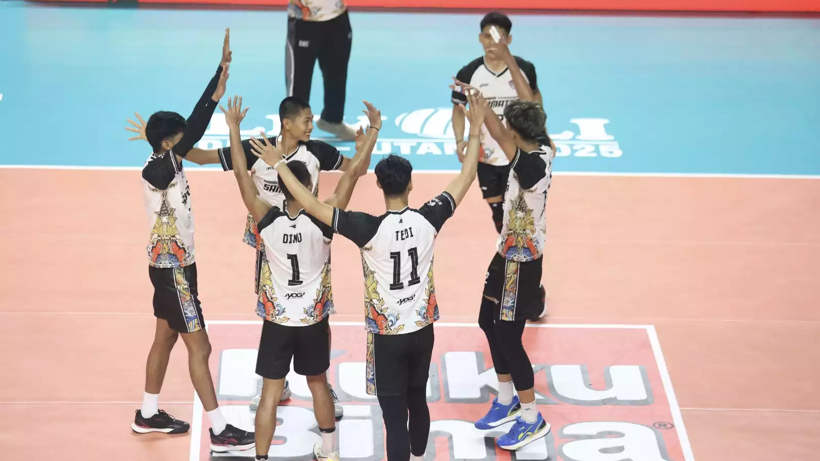 Tedi Oka bersama pemain Samator di Livoli Divisi Utama 2025.