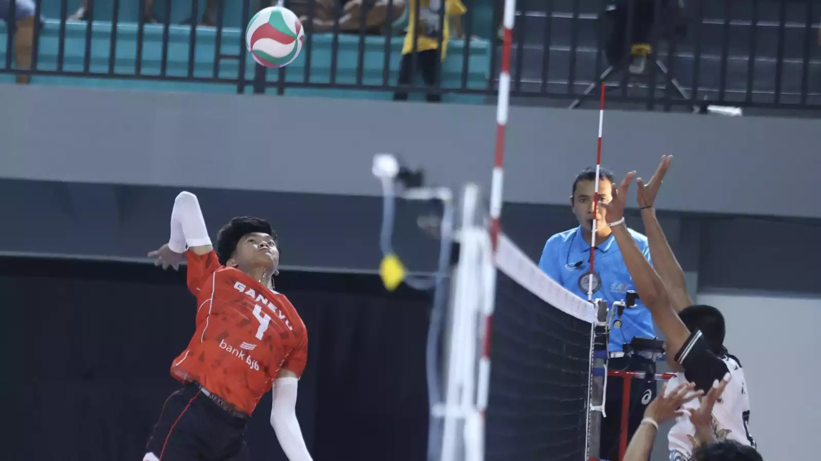 Ganevo (merah) vs Samator (putih) di Livoli Divisi Utama 2025.