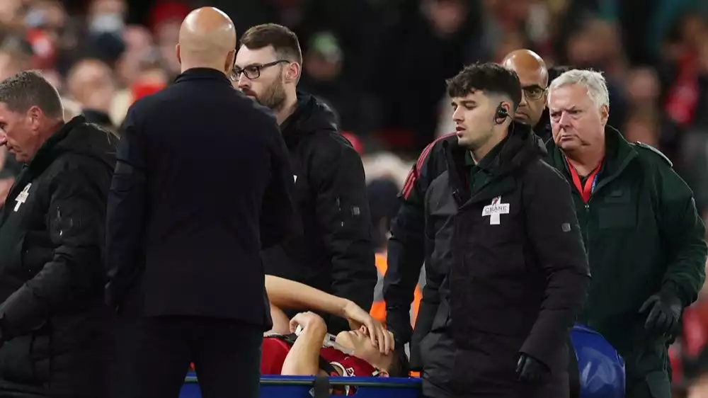 Arne Slot saat Giovanni Leoni ditarik keluar