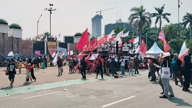 Massa Petani Pasang Foto Korban Konflik Agraria di DPR RI
            - galeri foto