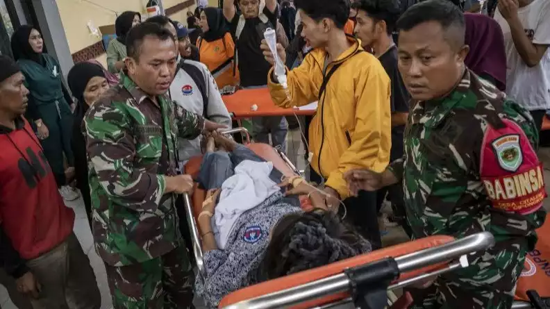 Anggota TNI bersama relawan mengevakuasi korban keracunan di Posko Penanganan di Kantor Kecamatan Cipongkor, Kabupaten Bandung Barat, Jawa Barat, Rabu (24/9).