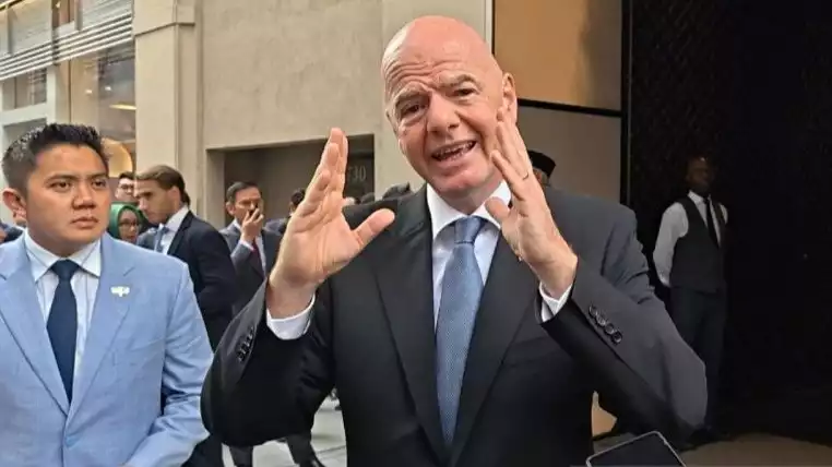 Presiden Federasi Sepak Bola Internasional (FIFA) Gianni Infantino saat menyampaikan keterangan seusai menemui Presiden Prabowo Subianto di New York, Amerika Serikat, Rabu (24/9).