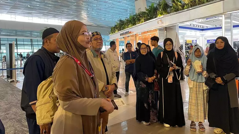 Teh Resty memberi arahan kepada jemaah MGH Tours
