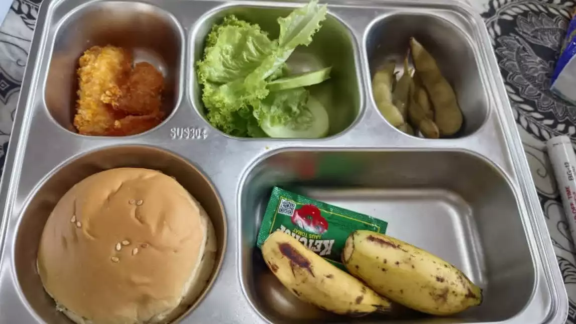 Menu makan bergizi gratis (MBG) di SDN CBS 12 Pagi, Jakarta Timur, Jumat (26/9).