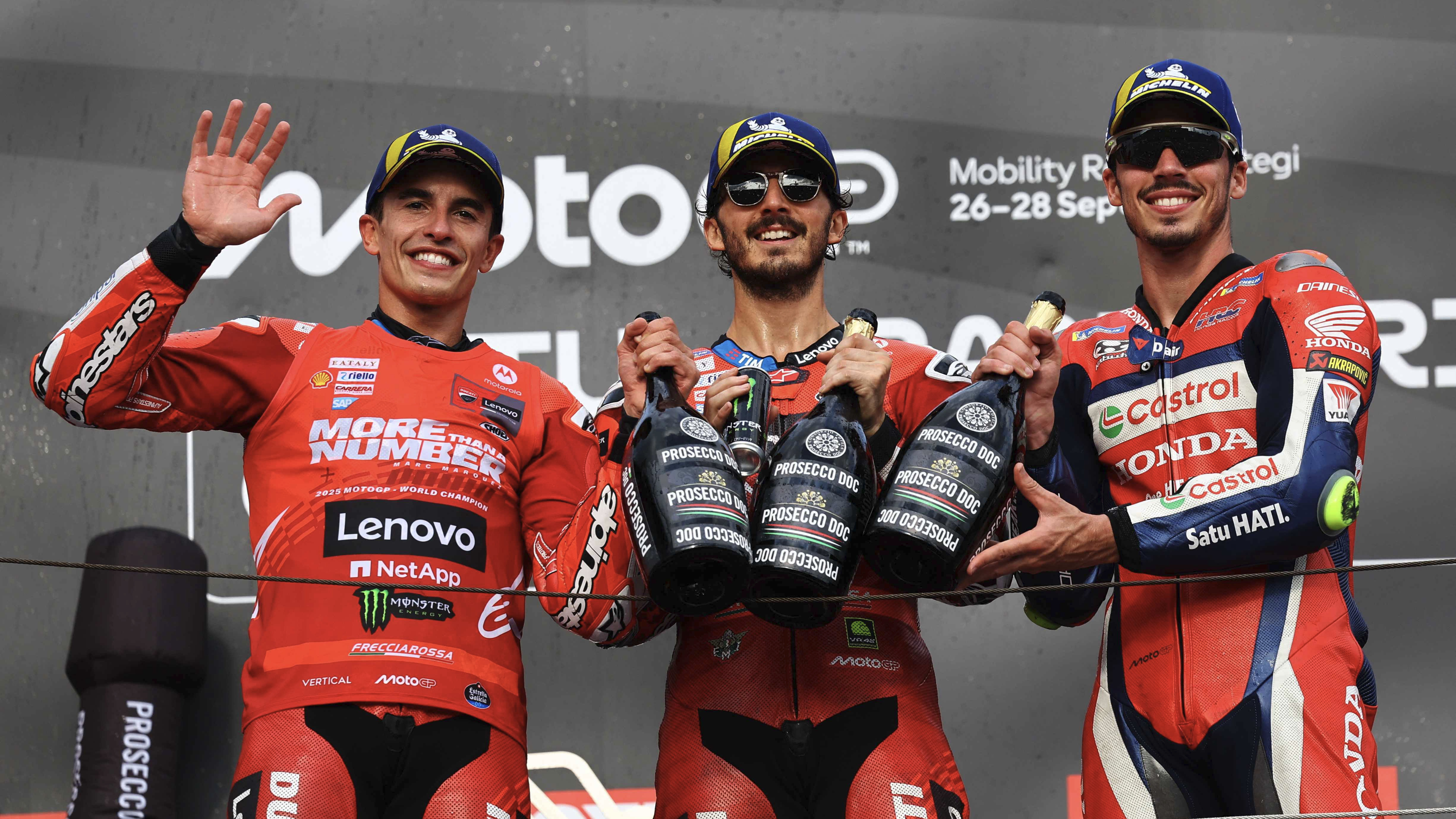 Marc Marquez, Francesco Bagnaia dan Joan Mir di podium MotoGP Jepang 2025.