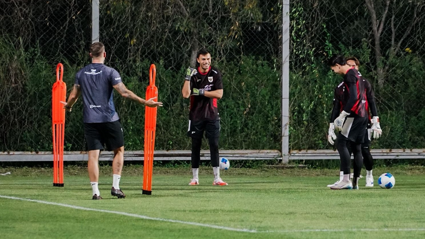 Emil Audero dan para penjaga gawang Timnas Indonesia di sesi latihan