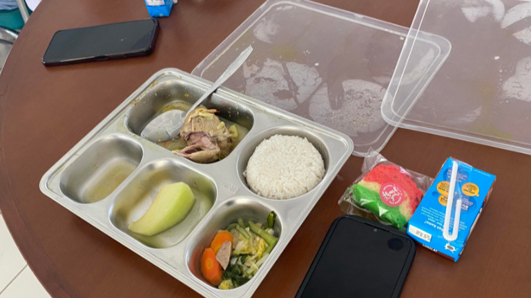 Intip Menu Catering Siswa Sekolah Rakyat di Jakarta Selatan, Lengkap Ada Buah hingga Susu
            - galeri foto