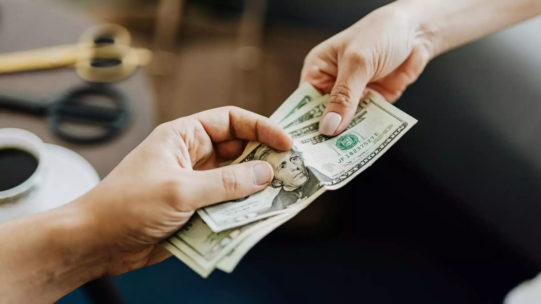 Ilustrasi bayar utang