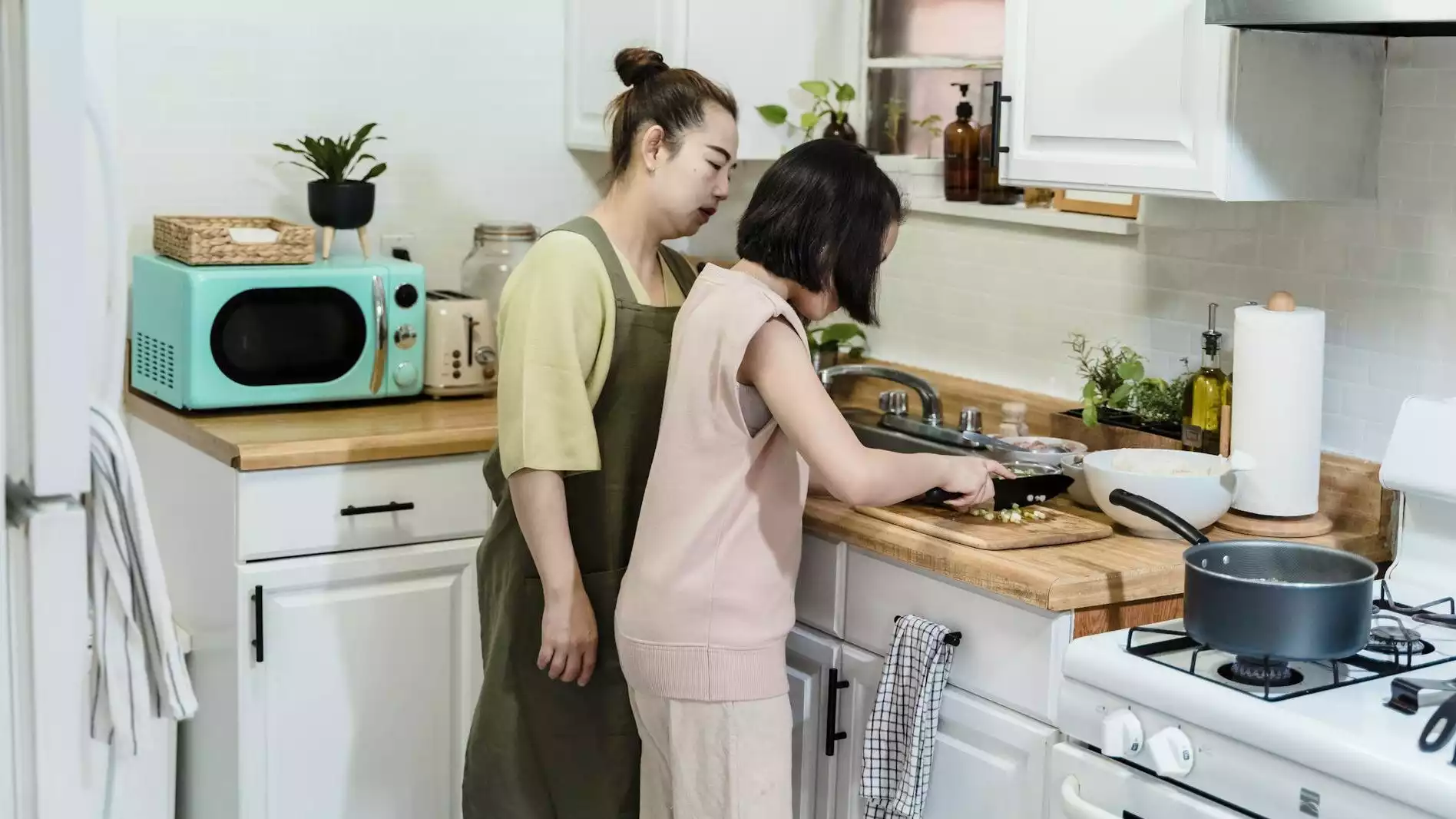 Ilustrasi mertua menyuruh menantu memasak