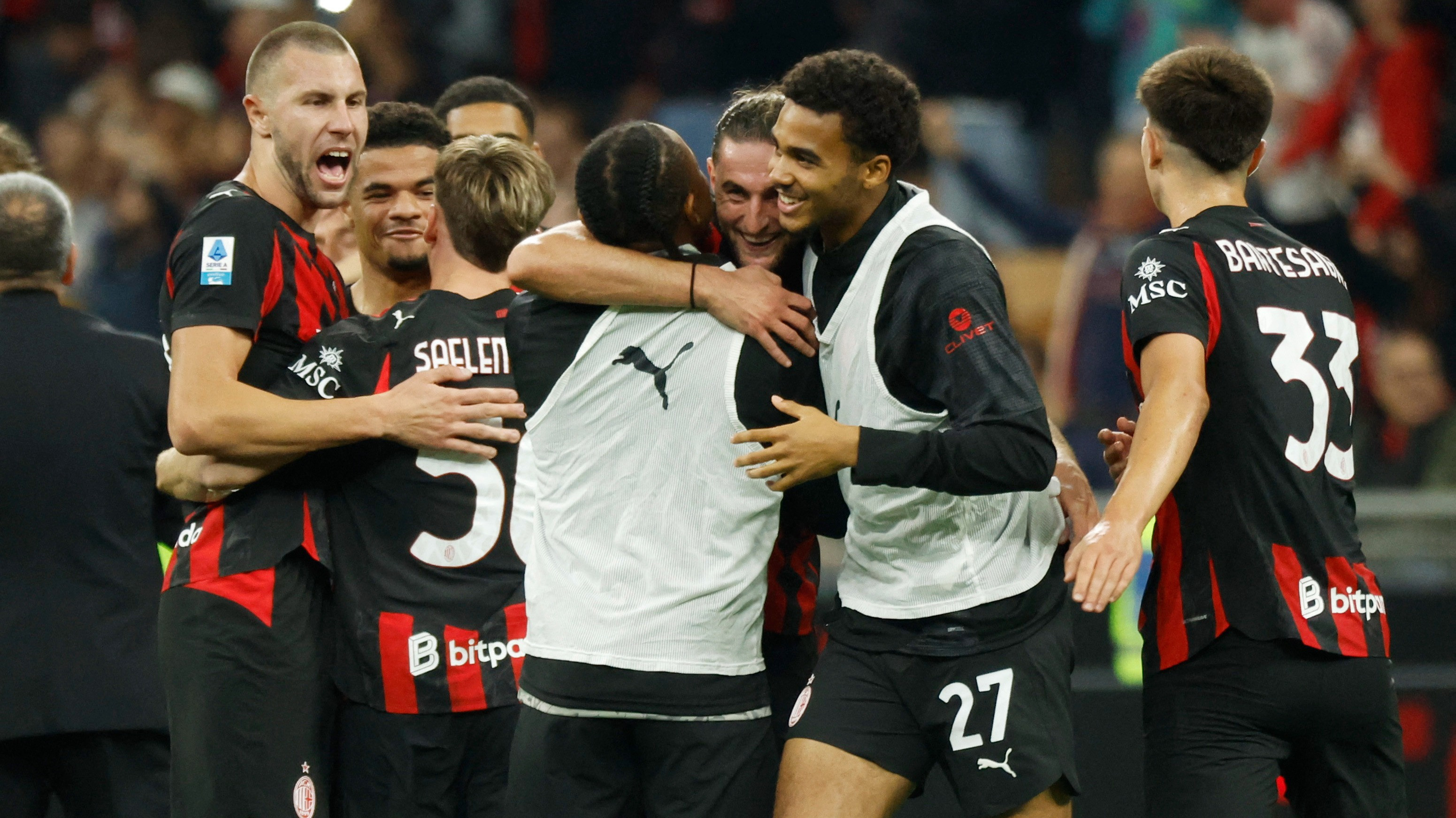 Selebrasi Para Pemain AC Milan Usai Kalahkan Napoli