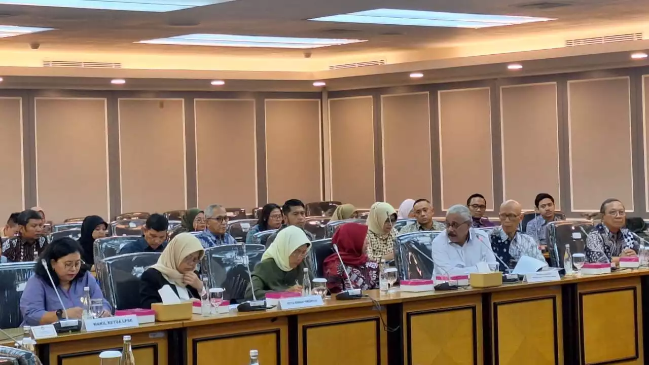 Ayah dan istri diplomat Kemenlu Arya Daru Pangayunan datangi Komisi XIII DPR di Gedung DPR, Jakarta Pusat, Selasa (30/9/2025).