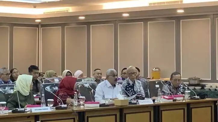 Keluarga dan kuasa hukum Arya Daru audiensi dengan Komisi XIII DPR di Gedung DPR, Jakarta Pusat, Selasa (30/9/2025)