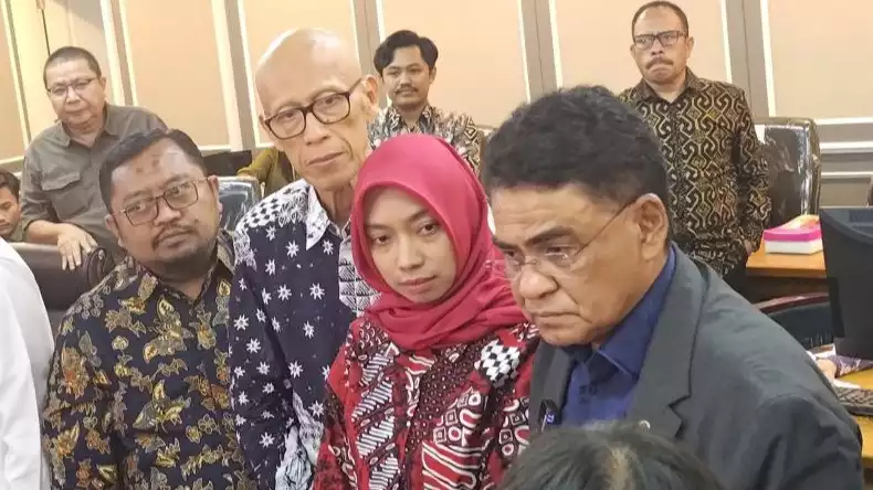 Istri almarhum diplomat Kementerian Luar Negeri, Arya Daru Pangayunan, Meta Ayu Puspitantri (kedua dari kanan) dan keluarga korban memberikan keterangan pers bersama Komisi XIII DPR
