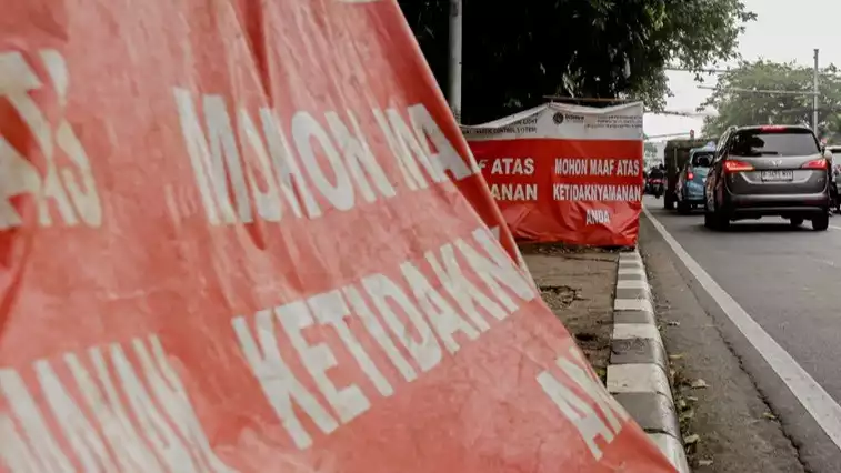 Berita Foto : Ruas Jalan Menyempit, TB Simatupang Alami Kemacetan