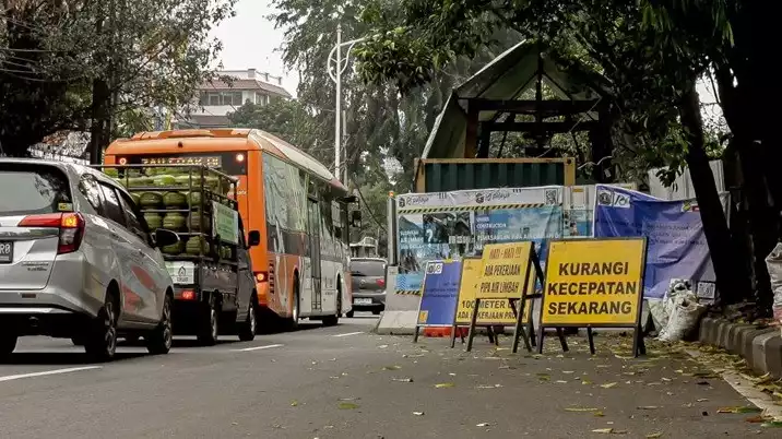 Berita Foto : Ruas Jalan Menyempit, TB Simatupang Alami Kemacetan