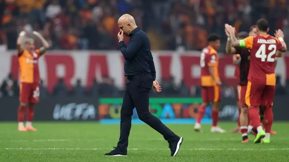 Pelatih Liverpool Arne Slot usai dikalahkan Galatasaray