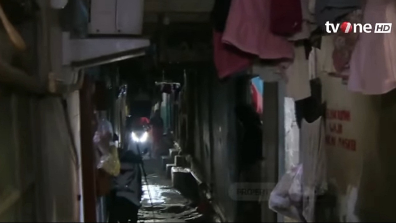 Bertahun-tahun Tak Ada Siang, Warga Kampung Tongkol Jakarta Utara Ngaku Sudah Biasa Hidup di Dalam Gelap Gulita
            - galeri foto