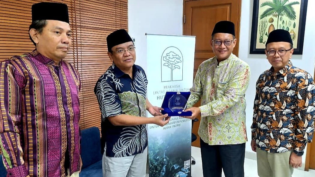 69 Tokoh NU Hadiri Peluncuran Buku Rumah Ibadah IRI Indonesia, Dorong Masjid Jadi Pusat Edukasi Lingkungan
            - galeri foto