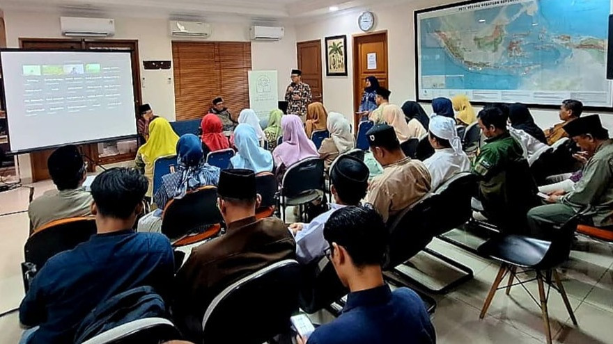 69 Tokoh NU Hadiri Peluncuran Buku Rumah Ibadah IRI Indonesia, Dorong Masjid Jadi Pusat Edukasi Lingkungan
            - galeri foto