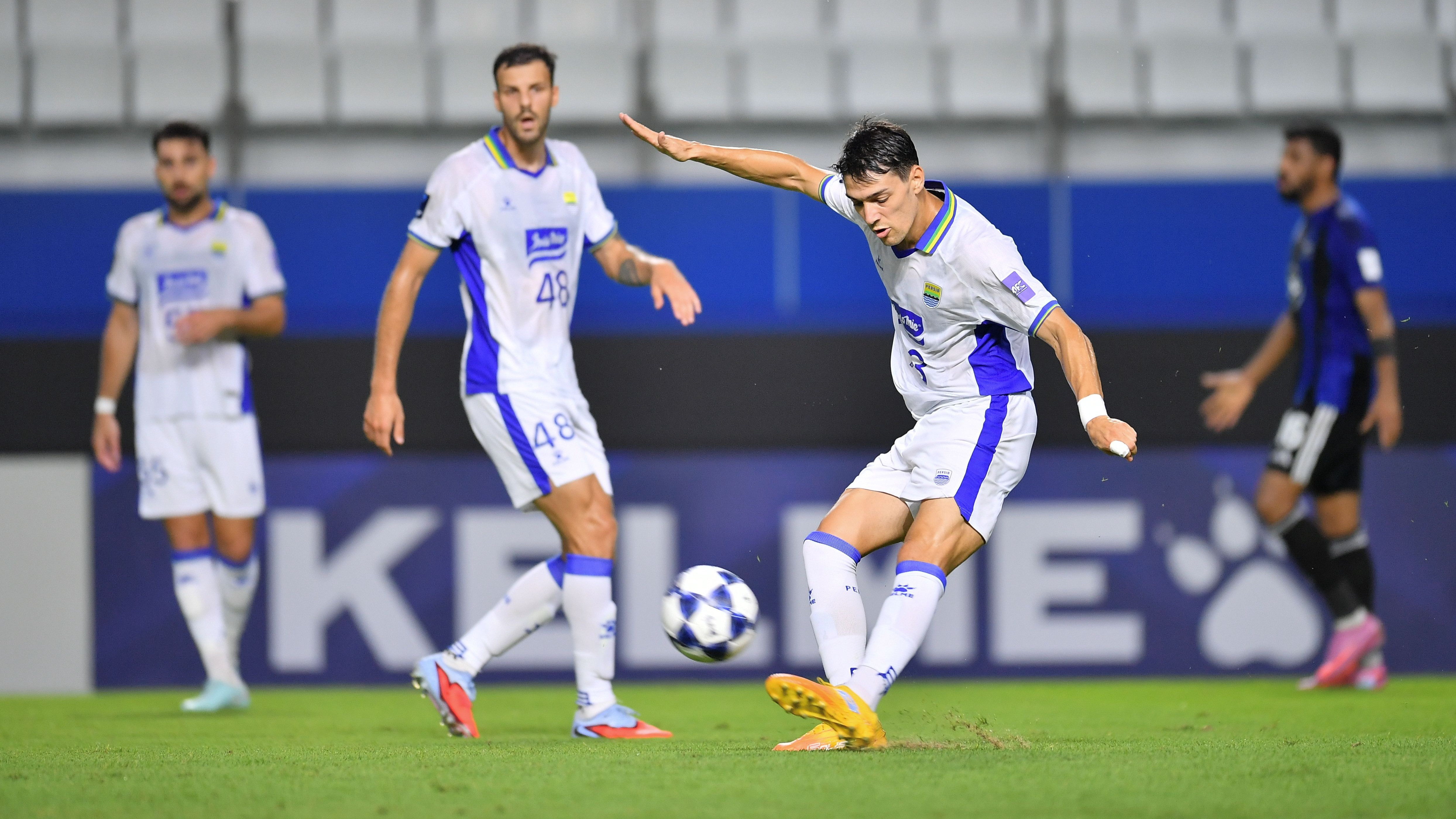 Pemain Persib Bandung, Federico Barba saat Menghadapi Bangkok United