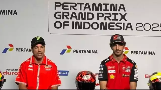 Pembalap Pertamina Enduro VR46 Racing Team Franco Morbidelli (kiri) bersama pembalap Ducati Lenovo Francesco Bagnaia (kanan)