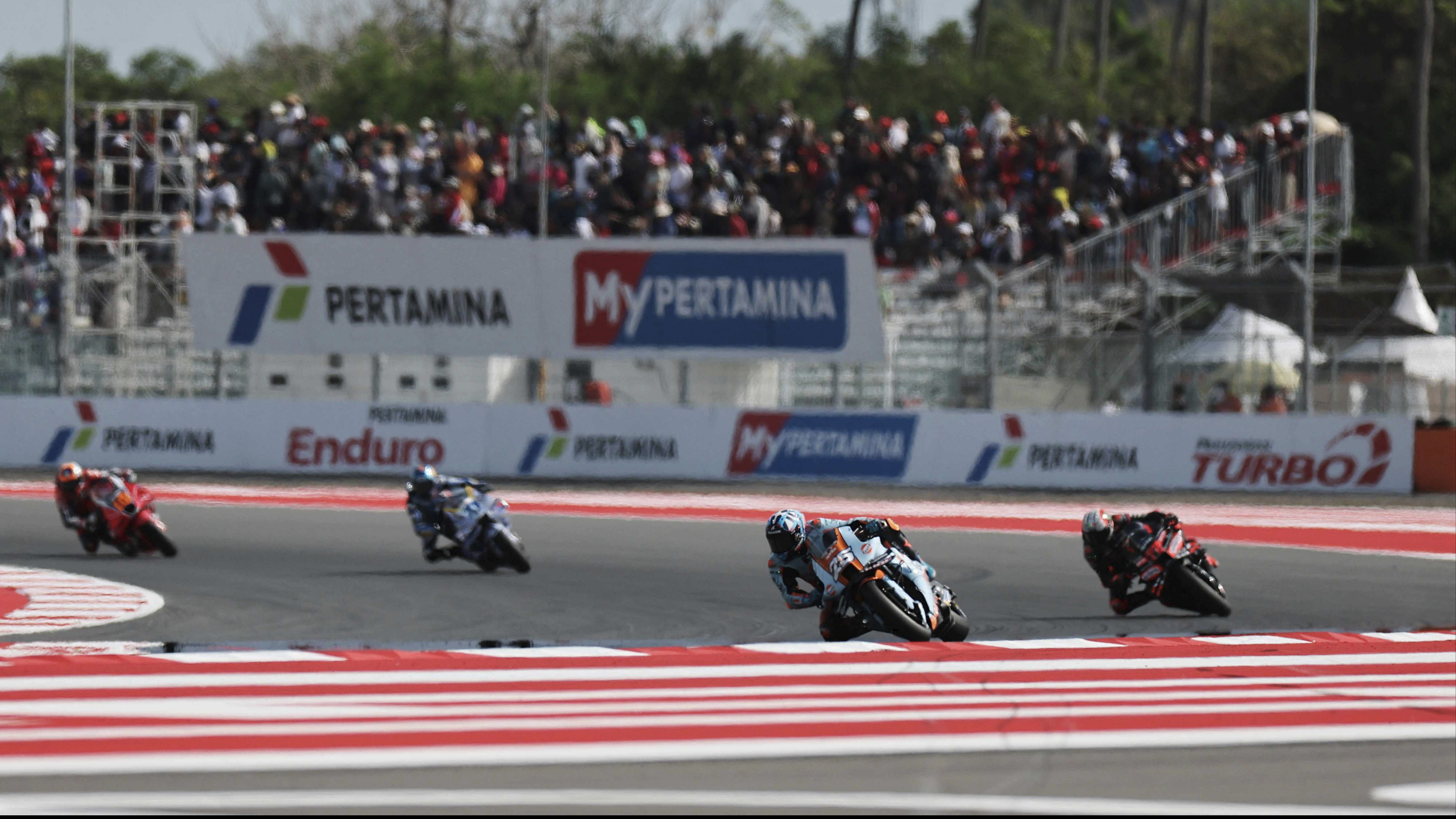 Para pembalap beraksi di MotoGP Mandalika 2025