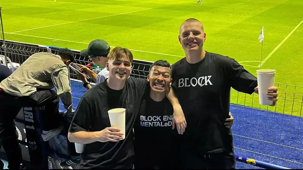 Pria asal London, Inggris, yakni Fredie Gentz dan Sam McFarlane, warga asal Skotlandia jadi Bobotoh Persib Bandung