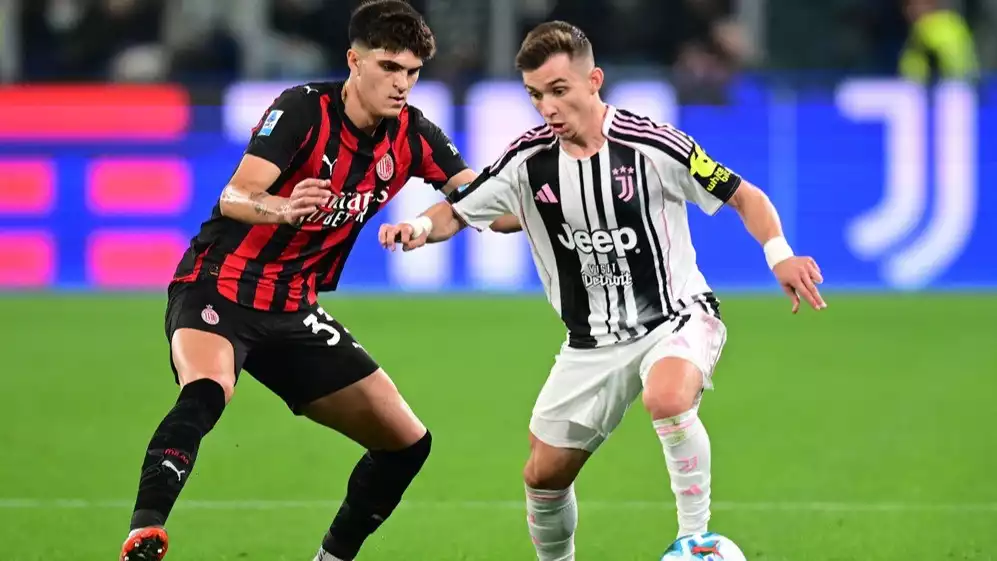Davide Bartesaghi dan Francisco Conceicao berduel di laga Juventus kontra AC Milan
