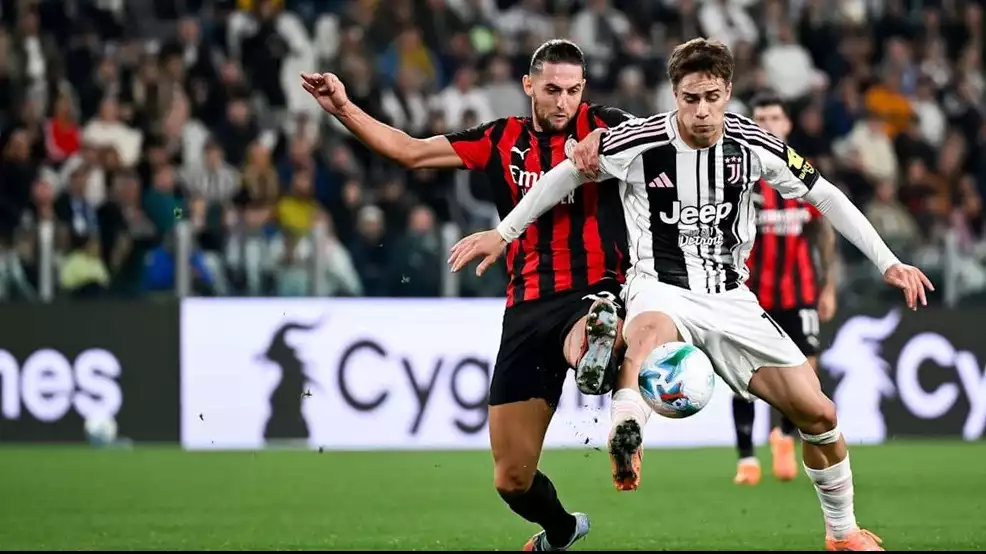 Adrien Rabiot berduel dengan Kenan Yildiz dalam laga Juventus kontra AC Milan