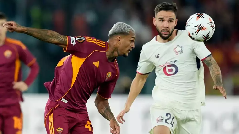 Pemain Timnas Indonesia Calvin Verdonk dan Wesley Franca berduel ketika Lille menghadapi AS Roma