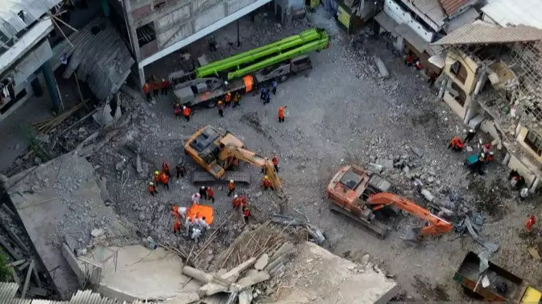 Foto udara petugas mengevakuasi jenazah korban runtuhnya bangunan mushalla di Pondok Pesantren (Ponpes) Al Khoziny di Kecamatan Buduran, Sidoarjo, Jawa Timur, Senin (6/10).