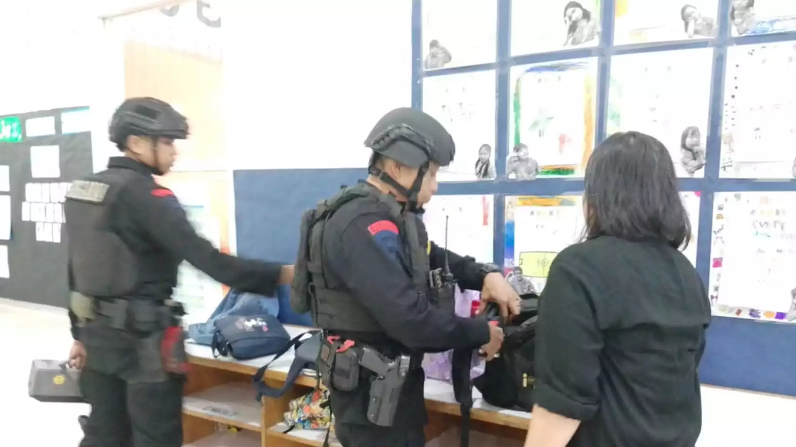 Pengecekan di sekolah oleh Tim Jibom Gegana