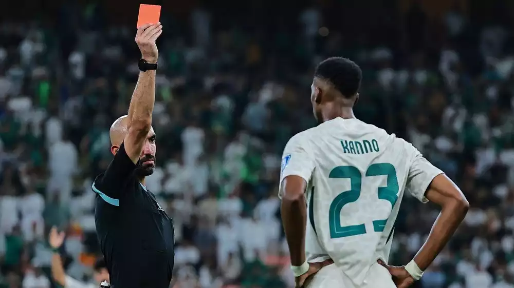 Wasit Ahmad Al Ali mengartu merah Mohamed Kanno dalam laga Arab Saudi kontra Timnas Indonesia