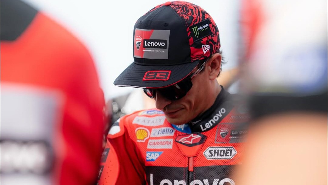 Pembalap andalan Ducati Lenovo Team, Marc Marquez, akhirnya buka suara soal insiden di MotoGP Indonesia 2025 di Mandalika