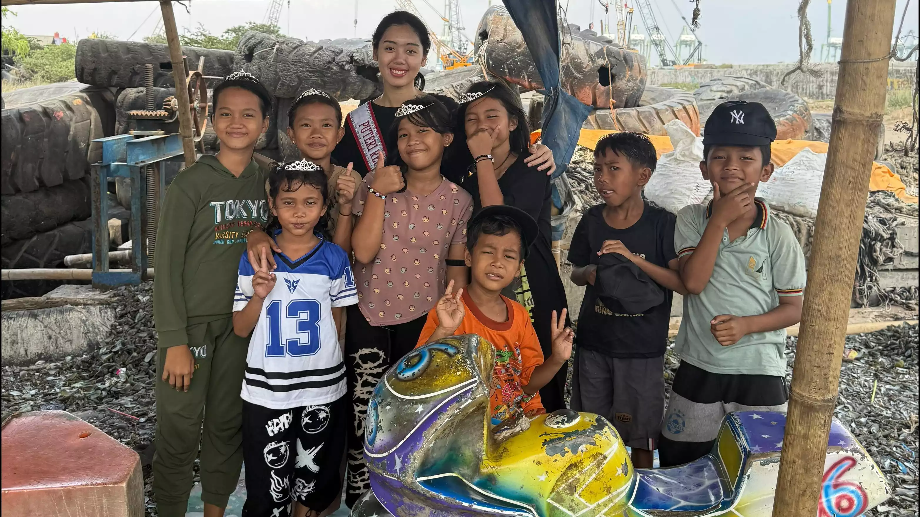 Finalis Puteri Remaja Indonesia Perwakilan dari Jakarta 2025 Nayyara Azarine Farashila mengunjungi wilayah Sentra Pengupasan Kerang Kalibaru, Cilincing, Jakarta Utara, Minggu, (28/9/2025).