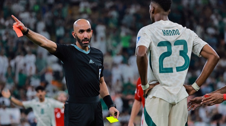 Wasit Kuwait, Ahmad Al-Ali beri kartu merah ke pemain Arab Saudi, Mohammed Kanno