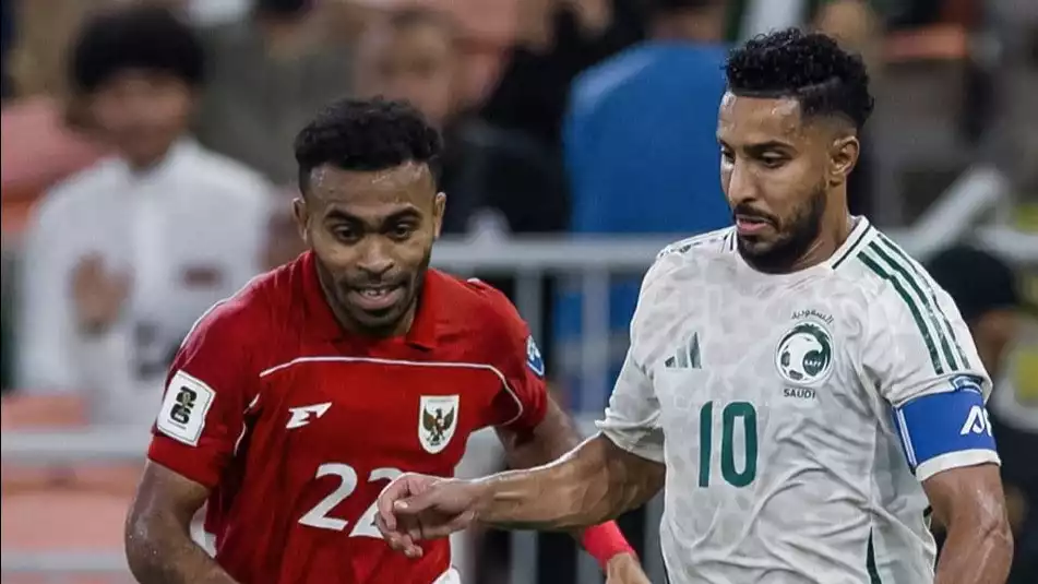 Pemain Timnas Indonesia Yakob Sayuri (kiri) saat hadapi Arab Saudi