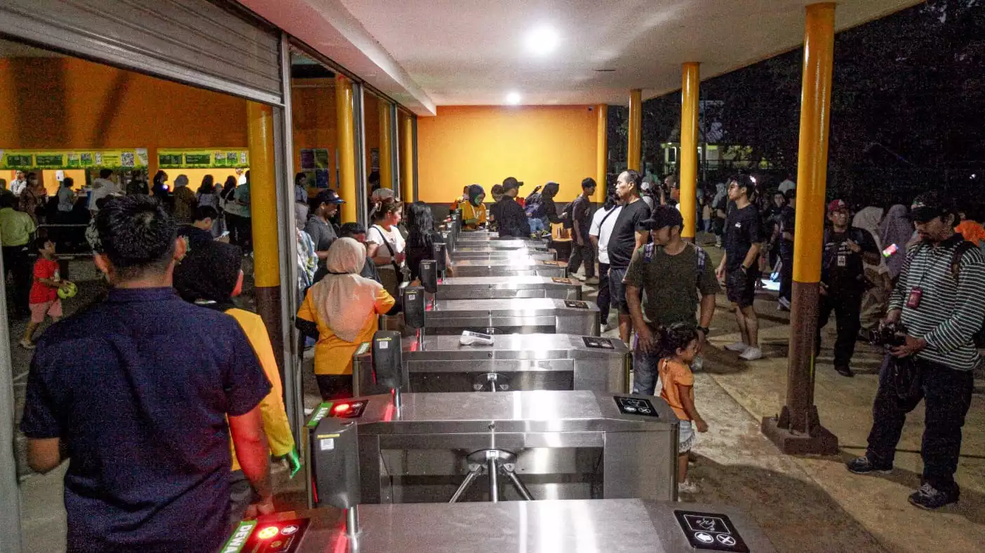 Melihat Antusias Warga Hari Pertama Jelajahi Night at Ragunan Zoo, Rela Antre-Senang Saat Terobos Pintu Masuk