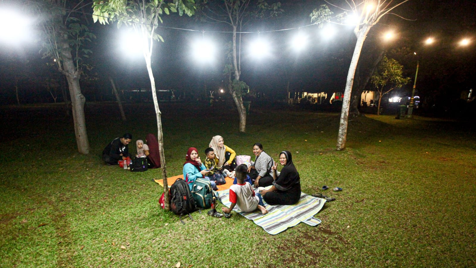 Antusiasime warga Jakarta menyambut pembukaan Wisata Malam Taman Margasatwa Ragunan, Jakarta Selatan, Sabtu (11/10/2025)