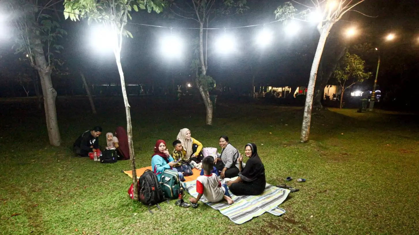 Antusiasime warga Jakarta menikmati Wisata Malam Taman Margasatwa Ragunan, Jakarta Selatan, Sabtu (11/10).