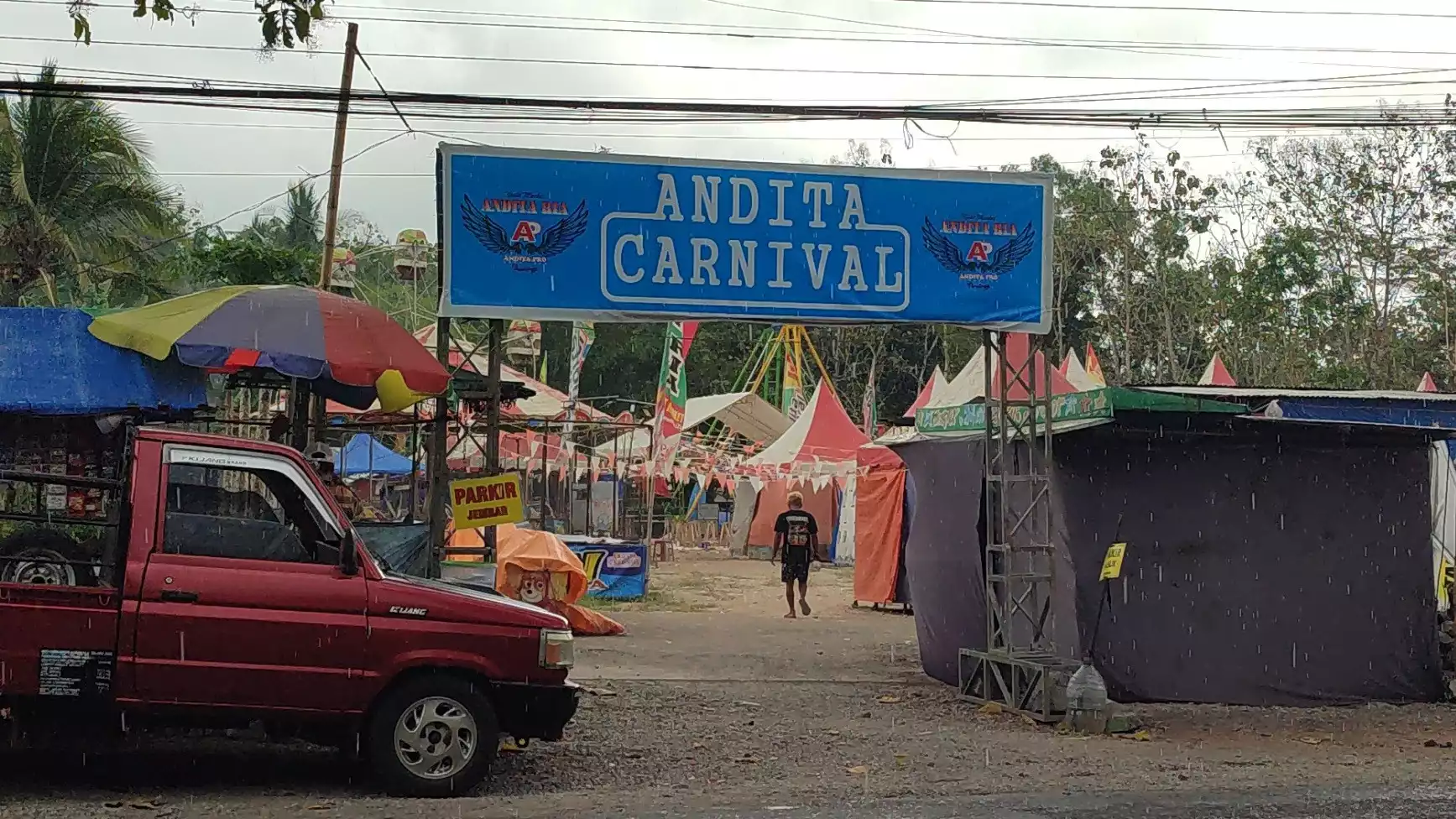 Wahana Ombak Banyu ambruk di Pasar Malam di Desa Kaliboto, Kecamatan Bener, Purworejo, tepatnya Jalur Purworejo-Magelang, Sabtu (11/10/2025) malam.