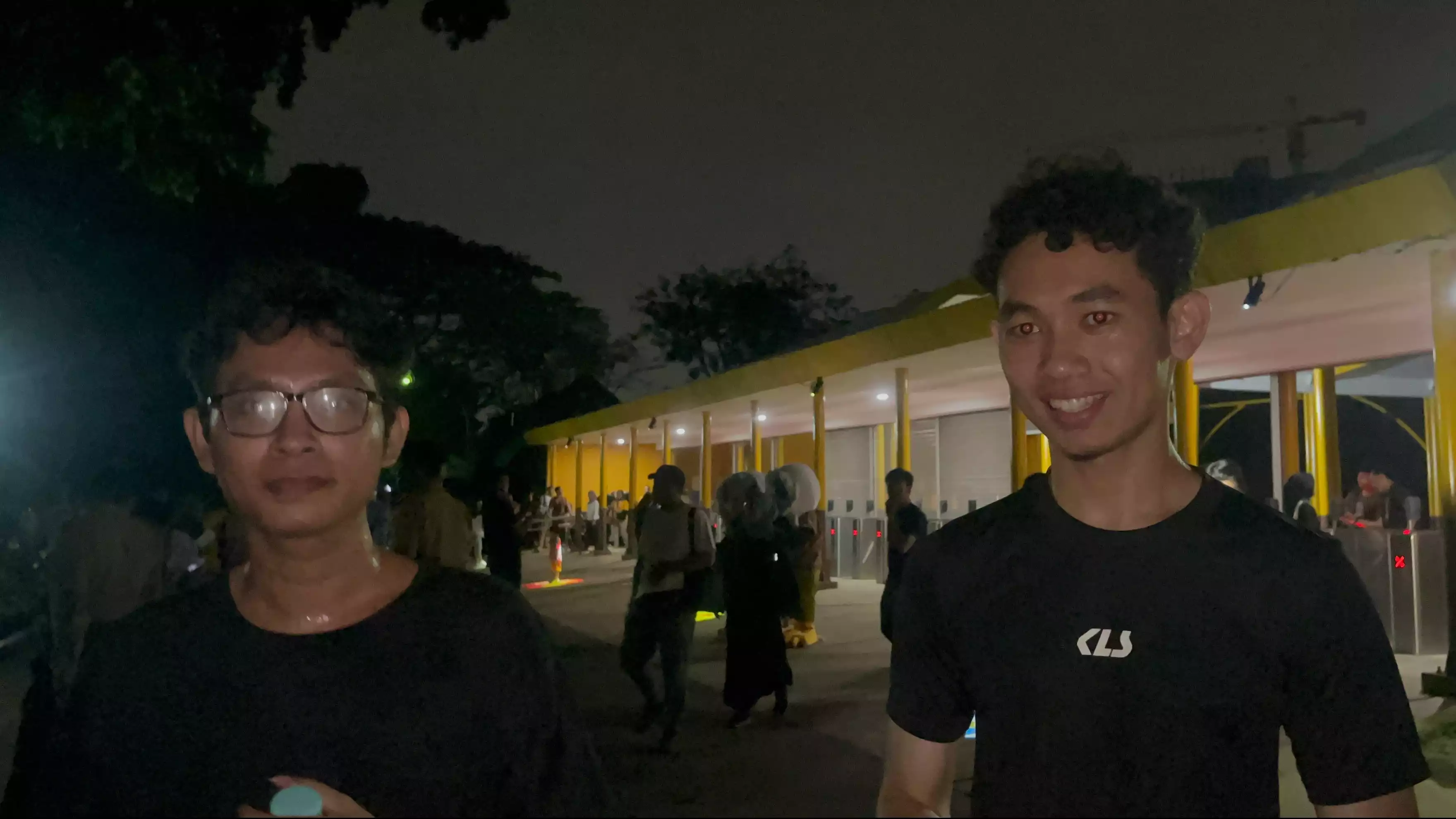Kiki (kiri) dan Raihan (kanan) saat mengunjungi Ragunan pada malam hari, pada Sabtu (11/10/2025)