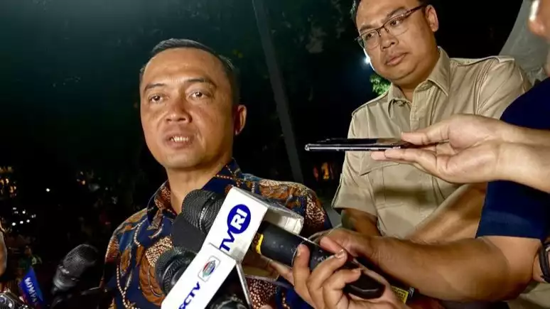 Menteri Sekretaris Negara (Mensesneg) Prasetyo Hadi (dua kanan), yang juga Juru Bicara Presiden RI, menjawab pertanyaan wartawan di kediaman Presiden Prabowo Subianto, Jalan Kertanegara, Jakarta, Minggu (12/10/2025).