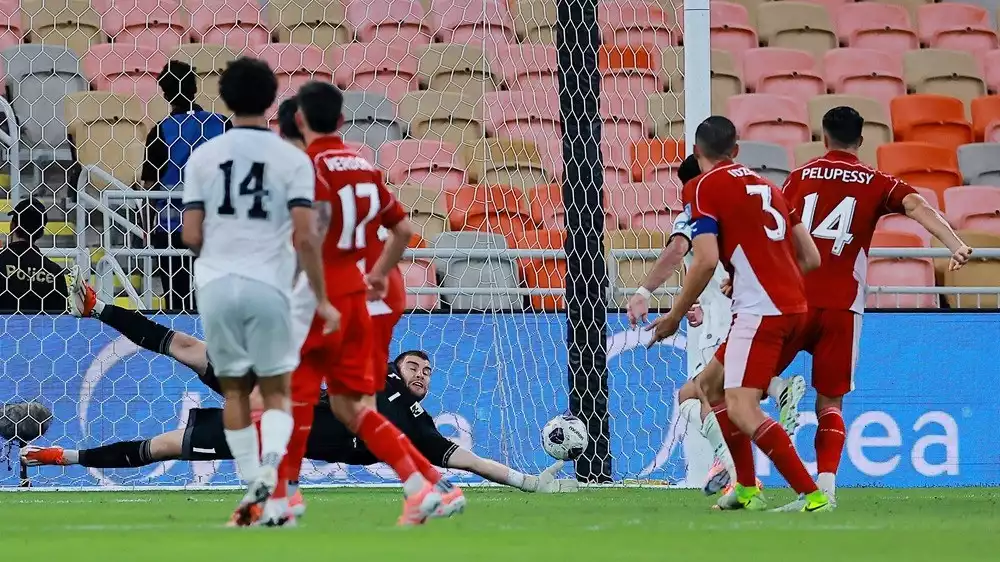 Aksi Maarten Paes dalam laga Timnas Indonesia vs Irak
