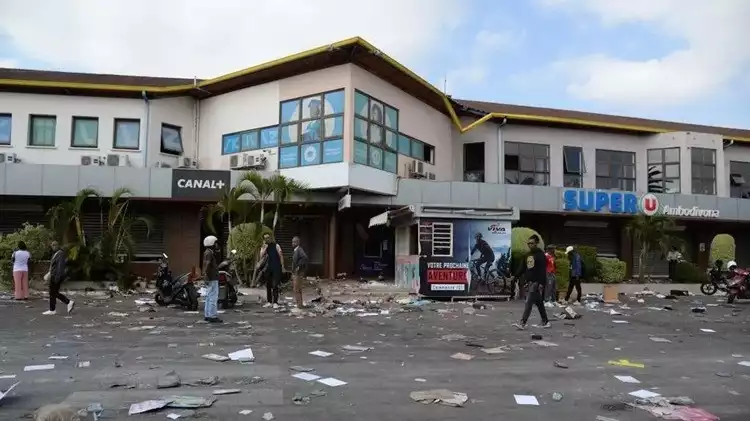 Toko-toko yang rusak terlihat di Antananarivo, ibu kota Madagaskar, 26 September 2025, di tengah gejolak sosial yang melanda negara itu.