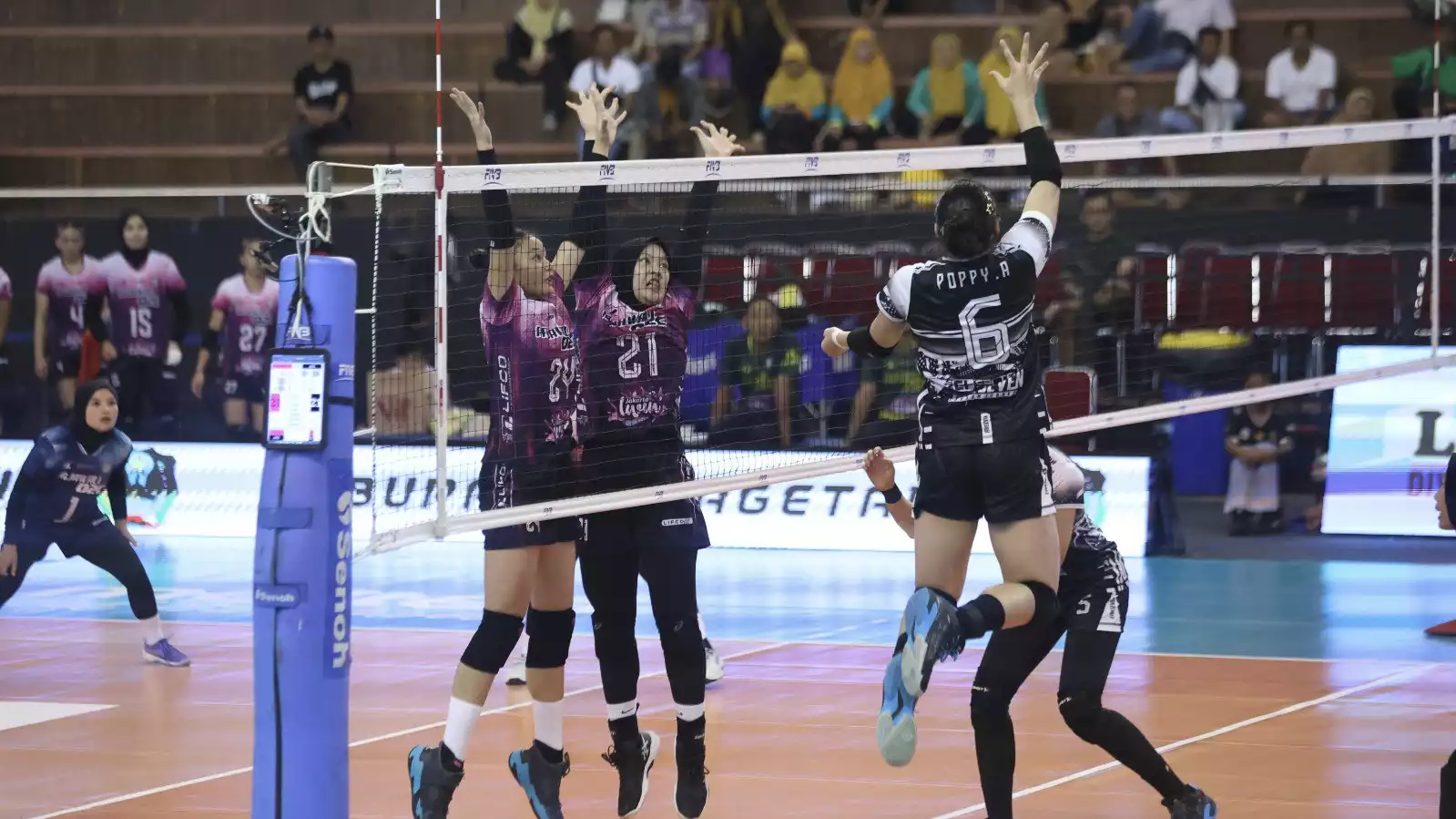 Rajawali O2C vs TNI AU Electric (hitam) di final four Livoli Divisi Utama 2025.