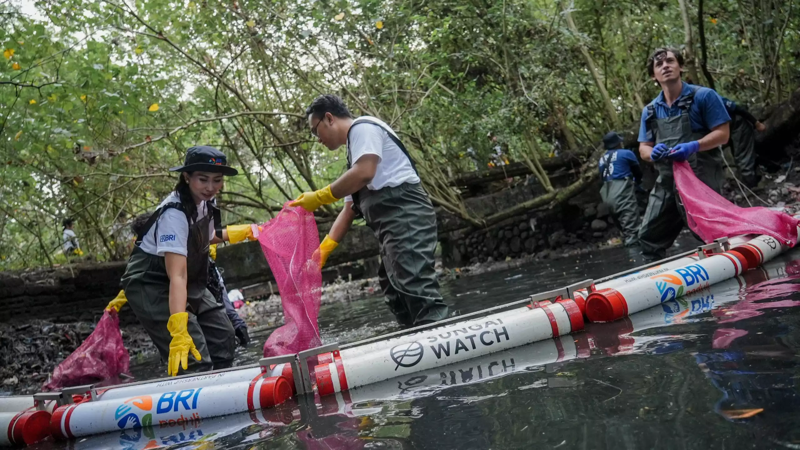 BRI Peduli melalui Program “Jaga Sungai, Jaga Kehidupan” mengajak generasi muda melaksanakan aktivasi bersih-bersih sungai dan edukasi lingkungan di Tukad Badung, Bali.