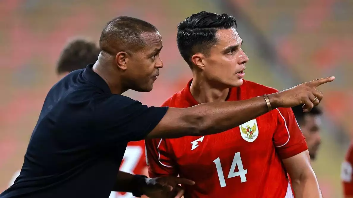 Pelatih Timnas Indonesia Patrick Kluivert dengan pemain natruralisasi Joey Pelupessy