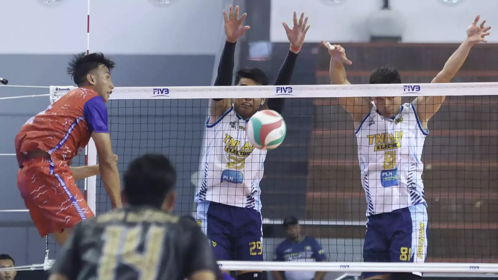 Tirta Bhagasasi (merah) vs TNI AU Electric di final four Livoli Divisi Utama 2025.