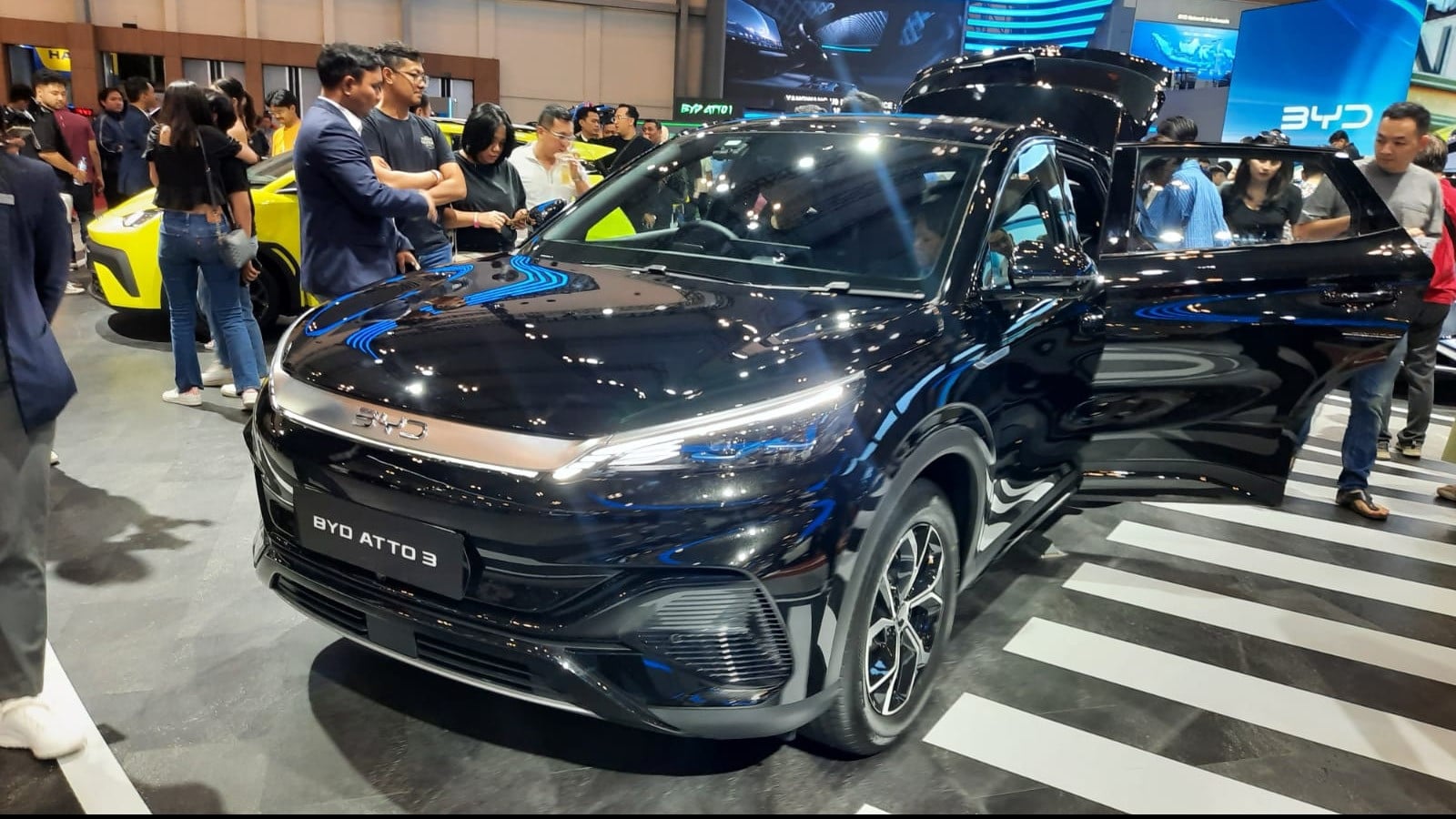 Mudik Lebaran 2026 Pakai Mobil Listrik? Ini Rekomendasi 10 EV Jarak Tempuh Jauh dan Harga Resminya
            - galeri foto